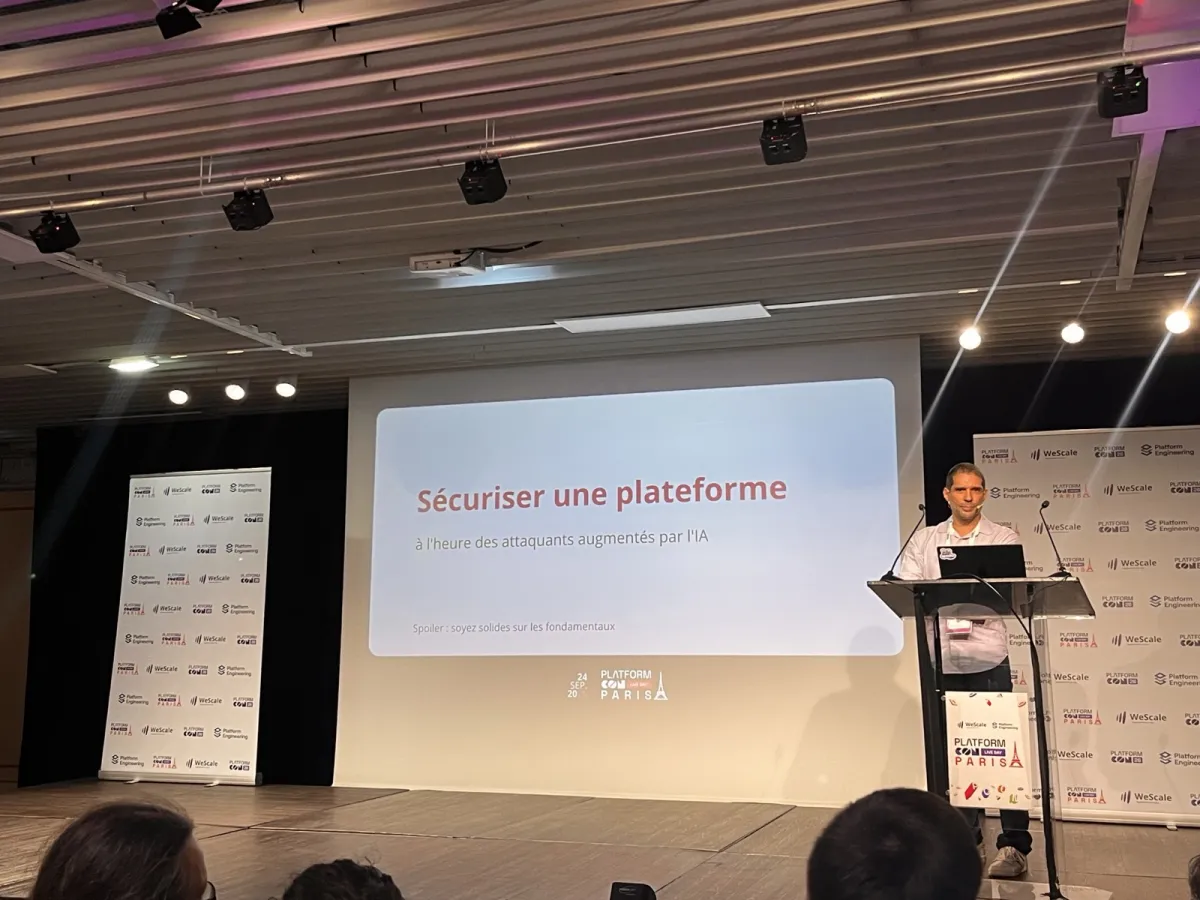 Slide de titre de Pablo Lopez : « Sécuriser une plateforme à l'heure des attaquants augmentés par l'IA », avec en bas « Spoiler : soyez solides sur les fondamentaux »
