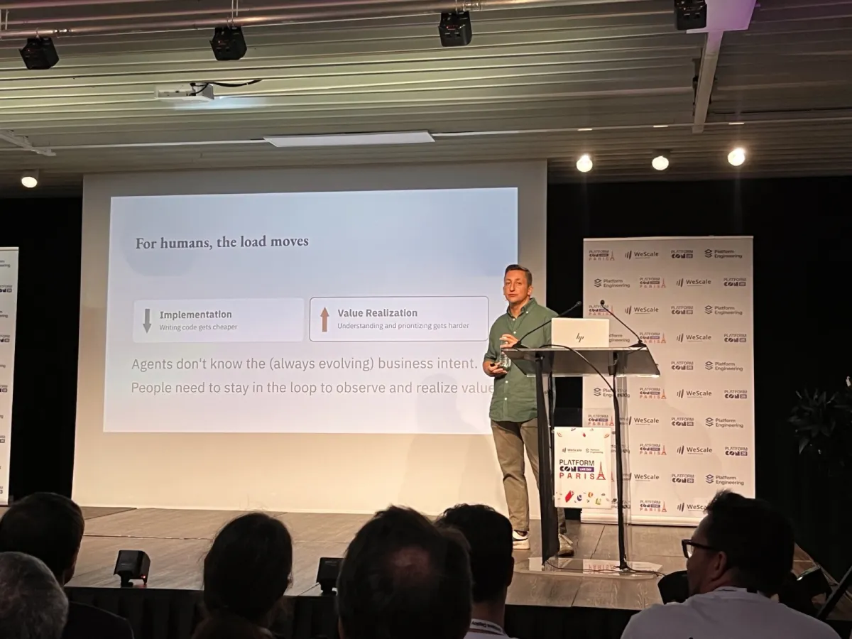 Slide de Manuel Pais : l'implémentation devient moins chère, la réalisation de la valeur devient plus difficile, et les personnes doivent rester dans la boucle